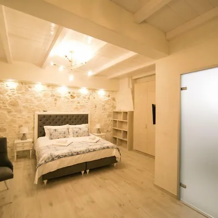 Jacuzzi In The Heart Of Oldtown Apartment
