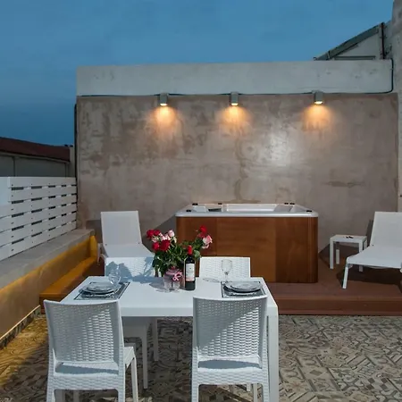 Jacuzzi In The Heart Of Oldtown Apartment *