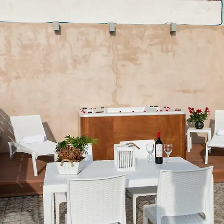 Jacuzzi In The Heart Of Oldtown Apartment *